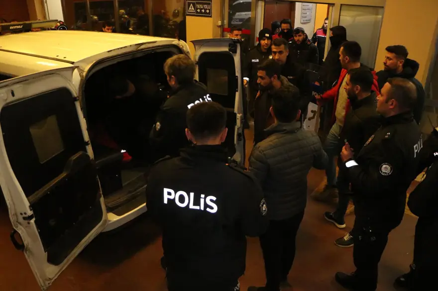 Hastane bahçesi savaş alanına döndü: 4 yaralı, 15 gözaltı 3