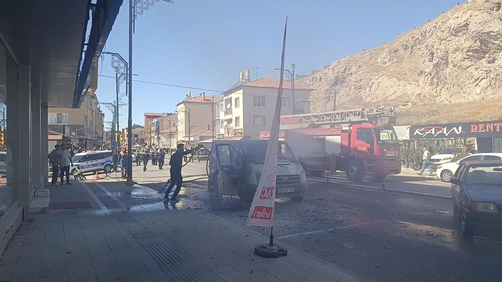 Park halindeki araç alev alev yandı