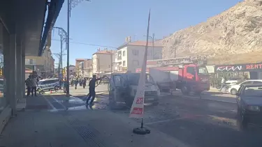 Park halindeki araç alev alev yandı