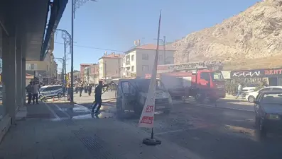 Park halindeki araç alev alev yandı