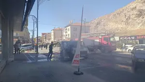 Park halindeki araç alev alev yandı