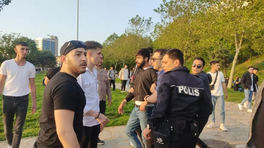 Kadıköy'de polise saldıran 4 kişi gözaltına alındı 5 Kadıköy'de polise saldıran 4 kişi gözaltına alındı 5