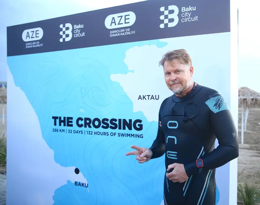 Yürüyerek dünyayı gezen seyyah Hazar Denizi'ni yüzerek geçti 