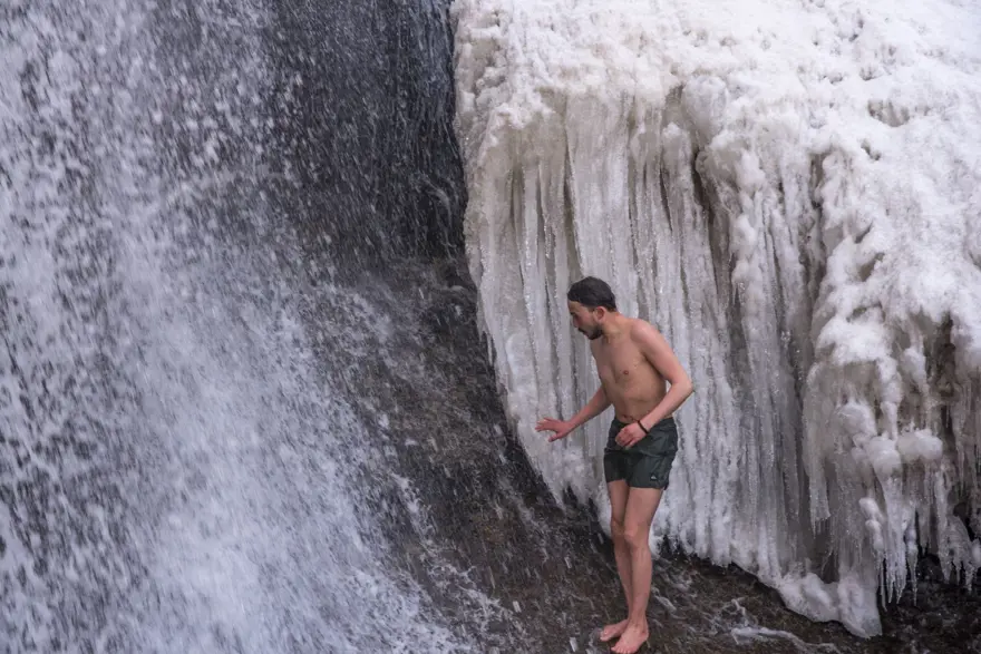 İskandinav ülkelerinde gördü, Susuz Şelalesi'nde buzlu suya girdi 4