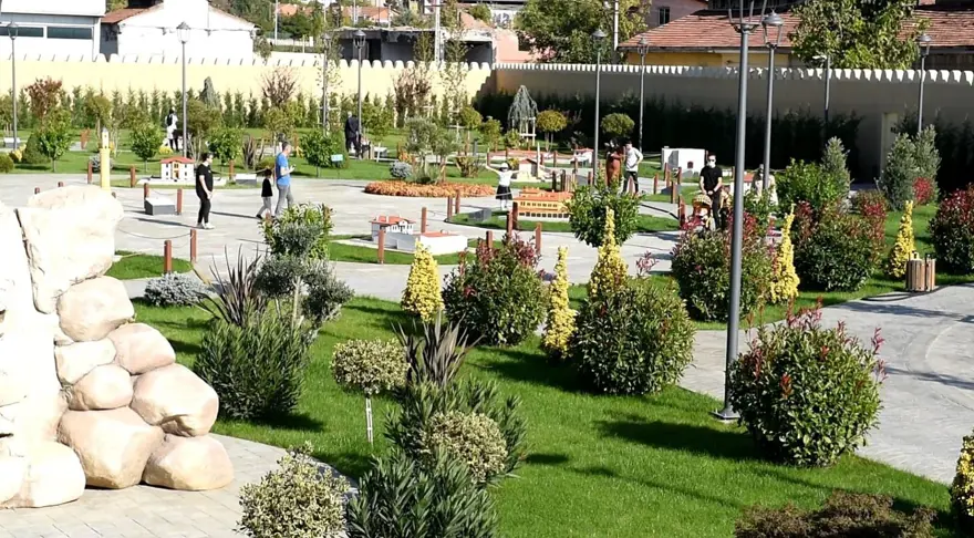 Kentin tarihi dokusunu merak edenler Çoruminia'ya akın etti 