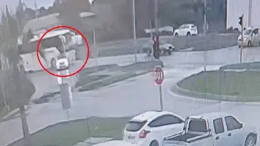 Kırmızı ışıkta durdu, yolcu otobüsü çarptı