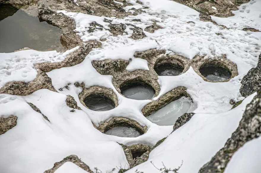 Hatay'da Gelinler Dağı Nekropol Alanı beyaza büründü 14