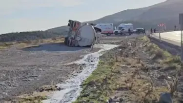 Facia ucuz atlatıldı: Yakıt tankeri başka araca çarparak devrildi