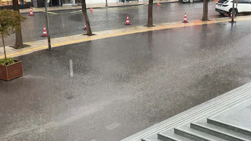 Aydın'da şiddetli sağanak: Yollar göle döndü 4 Aydın'da şiddetli sağanak: Yollar göle döndü 4