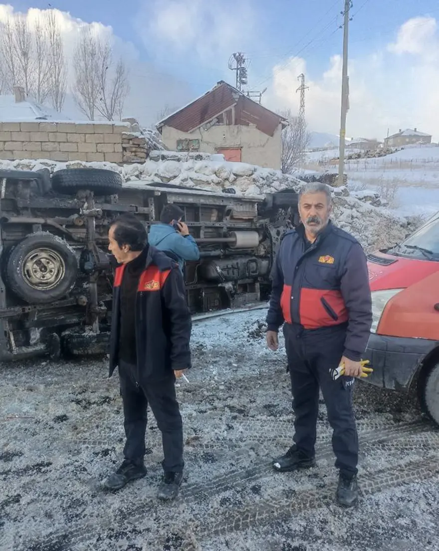 Öğretmen servisi devrildi: Yaralılar var 3