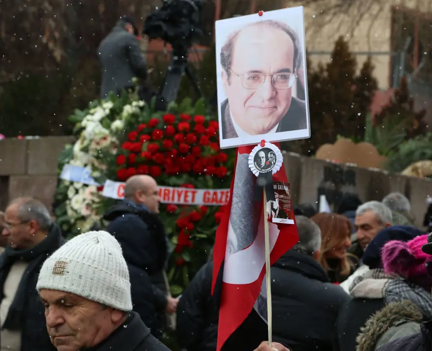 Gazeteci Uğur Mumcu katledilişinin 25'inci yılında anıldı Gazeteci Uğur Mumcu katledilişinin 25'inci yılında anıldı