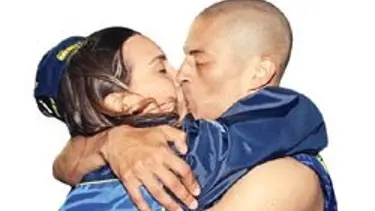 Alex çiftinin öpücüğü tişört olacak