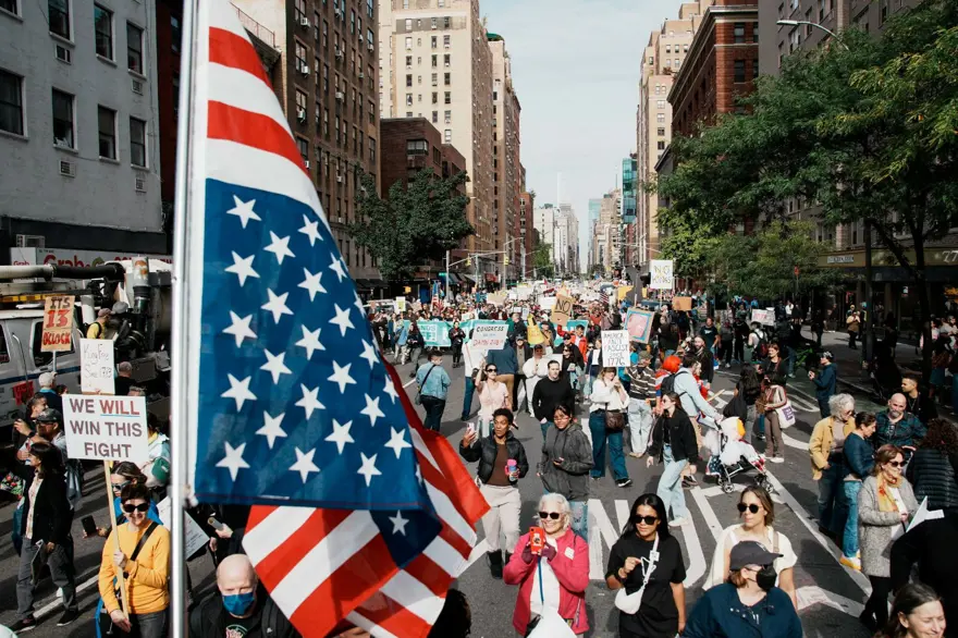 Trump'a karşı "Krallara hayır" gösterisi: Milyonlarca kişi katılıyor 10