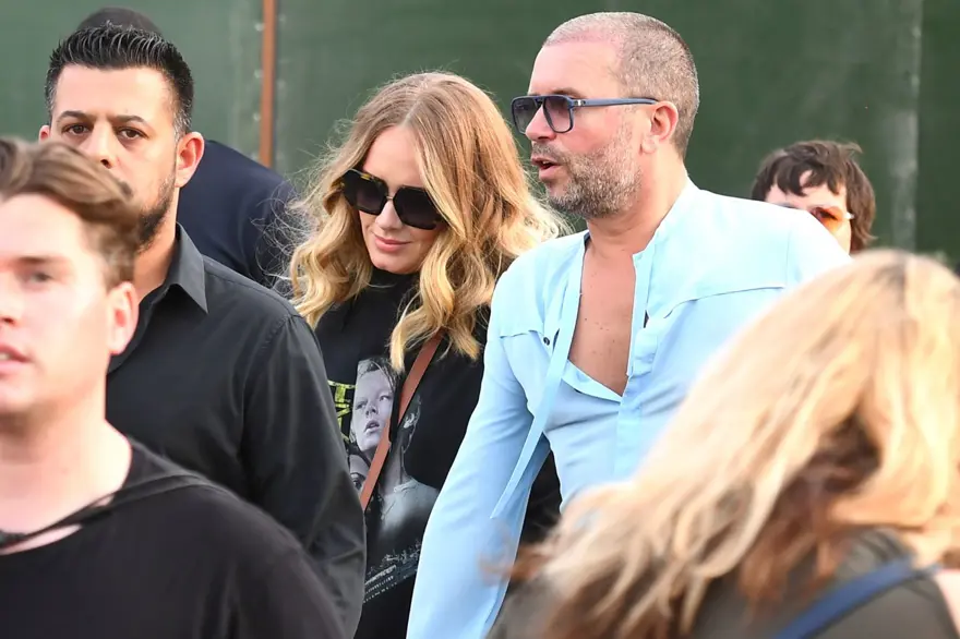 Adele yakın arkadaşının gay eşiyle el ele 