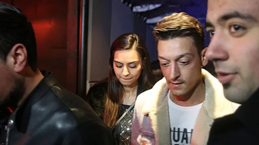 Mesut Özil ile Amine Gülşe İstanbul'a ev bakmaya geldi 
