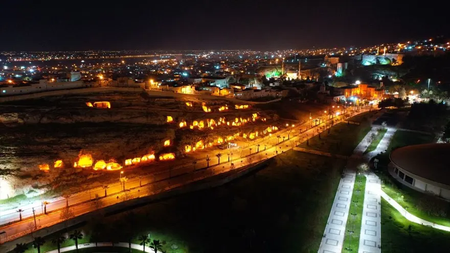 Şanlıurfa'da özel ışıklandırma yapılan tarihi alanlarda kartpostallık görüntüler 7