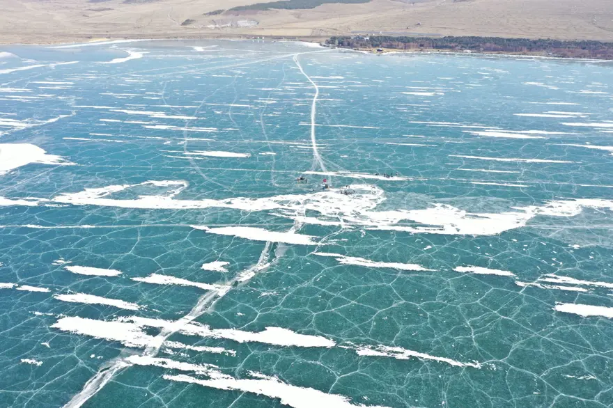 Buzla kaplı Çıldır Gölü'nün cazibesi artıyor 2