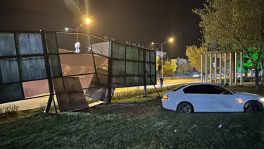 Erzurum'da otomobil reklam panosuna çarptı: 1 yaralı