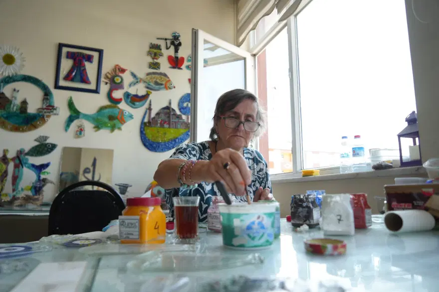 Çöpten topladığı camları sanata dönüştürüyor: "Bu eserlere talep çok" 2 Çöpten topladığı camları sanata dönüştürüyor: "Bu eserlere talep çok" 2