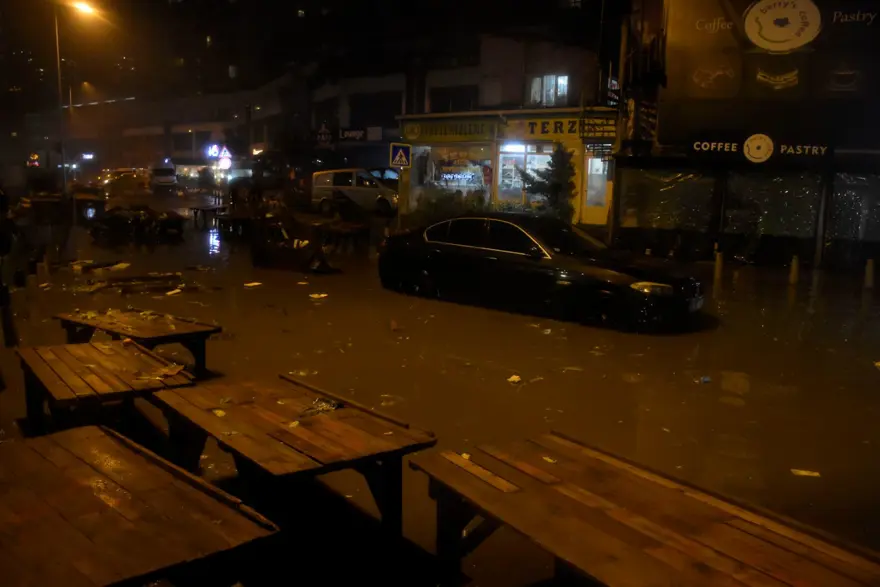 İstanbul'da sağanak ve fırtına hayatı felç etti 16