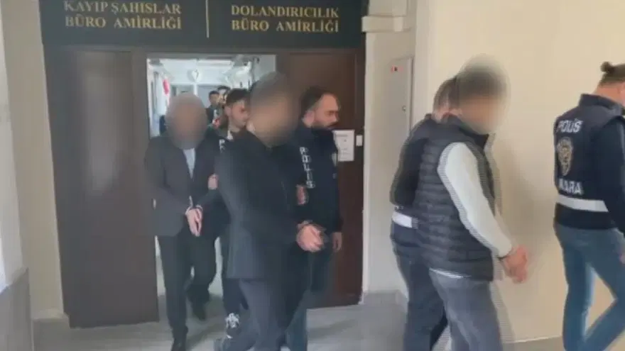 Ankara’da 65 milyon liralık vurgun yapan şebekeye operasyon(Çakarlı araçla kaçarken yakalandılar) 1 Ankara’da 65 milyon liralık vurgun yapan şebekeye operasyon(Çakarlı araçla kaçarken yakalandılar) 1