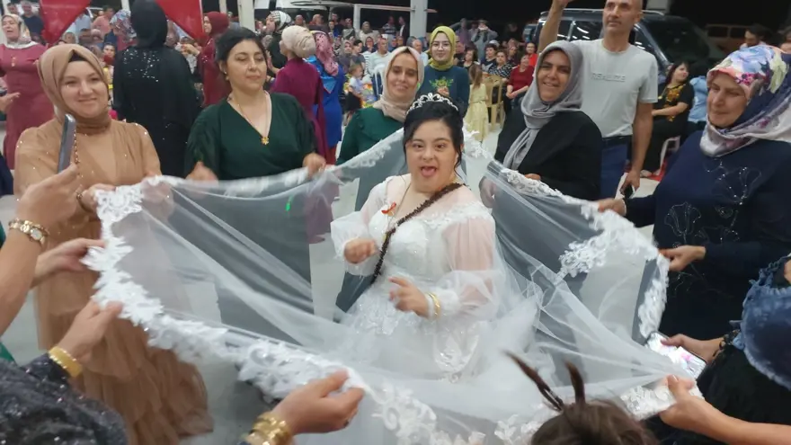 Denizli'de down sendromlu Esra'nın düğün hayali gerçek oldu 1