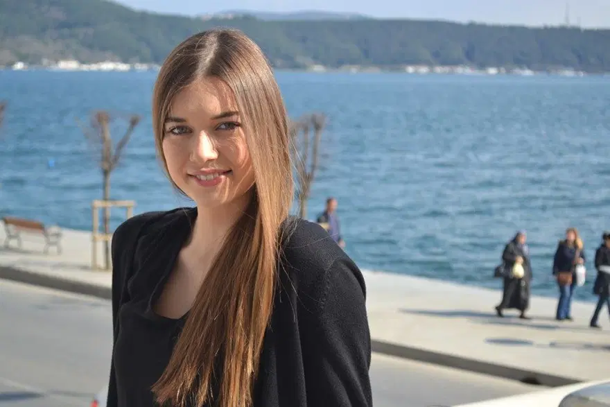 Afra Saraçoğlu: Maddi sıkıntı beni erken olgunlaştırdı 2 Afra Saraçoğlu: Maddi sıkıntı beni erken olgunlaştırdı 2