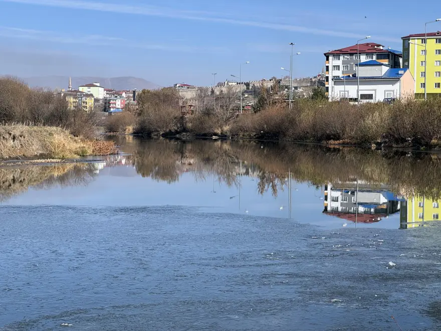 Hava sıcaklığı eksi 9 dereceye düştü: Nehir yüzeyi buz tuttu! 1