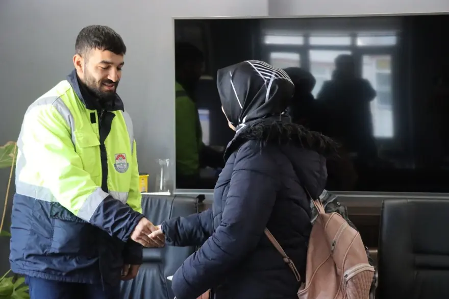 Yalova'da temizlik görevlisi bulduğu cüzdanı sahibine teslim etti 1