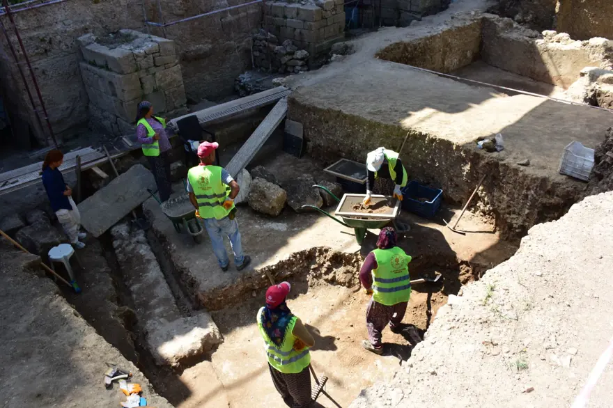 Side'de Kalliope'nin betimlendiği mozaik zemin gün yüzüne çıkarıldı 