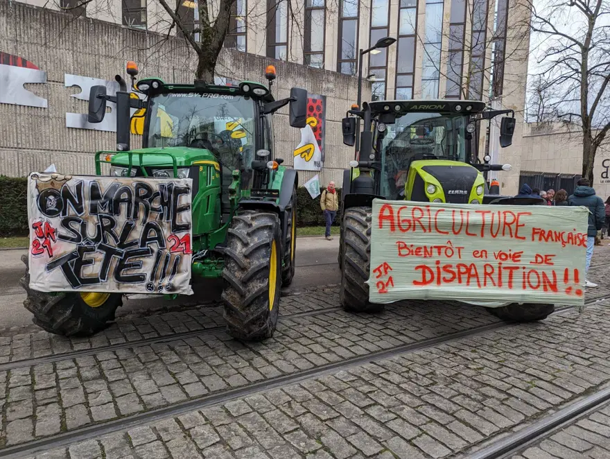 Fransa'da ödemeleri geciken çiftçilerden gübreli protesto 10