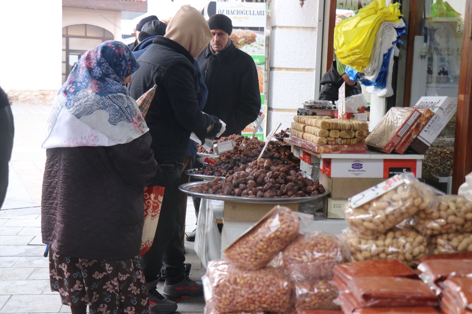 Hurma tezgahta yerini aldı: Her keseye uygun fiyatıyla alıcı buluyor