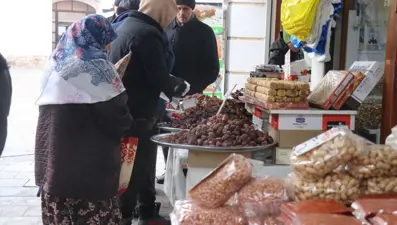 Hurma tezgahta yerini aldı: Her keseye uygun fiyatıyla alıcı buluyor