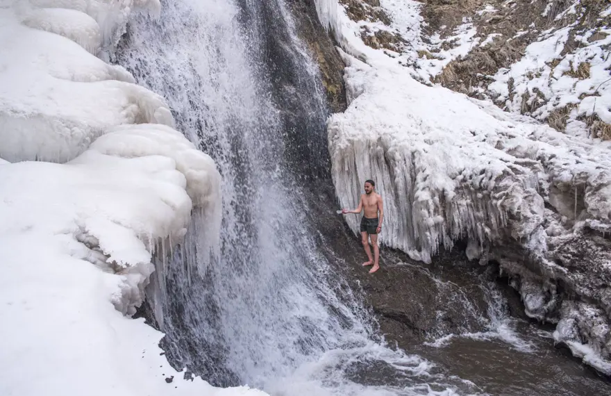 İskandinav ülkelerinde gördü, Susuz Şelalesi'nde buzlu suya girdi 5