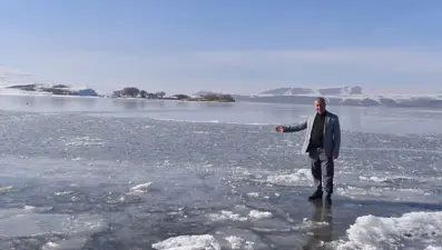 Hava sıcaklığı eksi 10 dereceye düşünce 40 kilometrekarelik göl buz tuttu