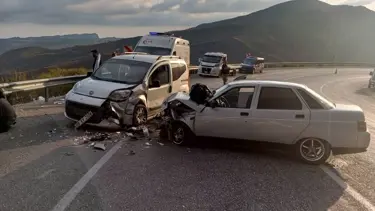 Karşı şeride geçerken kaza yaptı: 3 yaralı