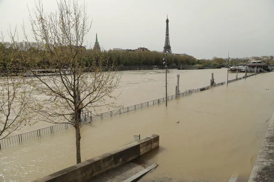 Paris'te Seine Nehri yükseldi 12