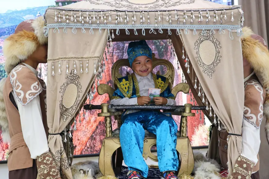 Kazakistan'da ilginç gelenek: Doğduğundan beri uzattığı saçları merasimle kesildi 2