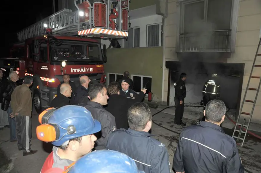 Yangında mahsur kalanları itfaiye kurtardı 1