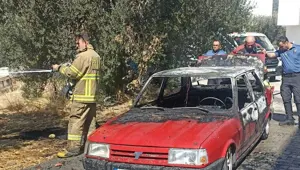 Edremit’te araç yangını otluk alana sıçradı