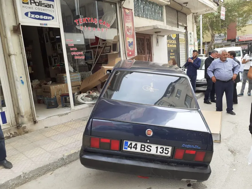 Kahramanmaraş'ta otomobil işyerine girdi 3