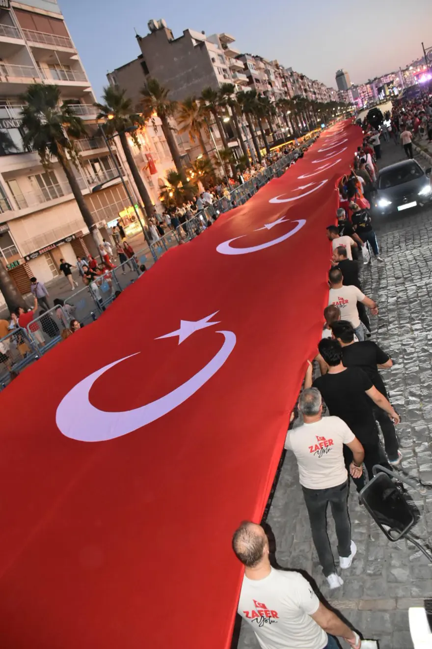 İzmir’de kurtuluş günü coşkusu: Tarkan konserine yüz binlerce kişi akın etti 2