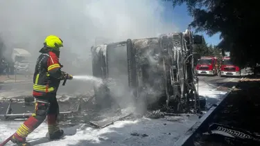 Balıkesir'de kaza yapan TIR yandı, alevler otluk alana sıçradı