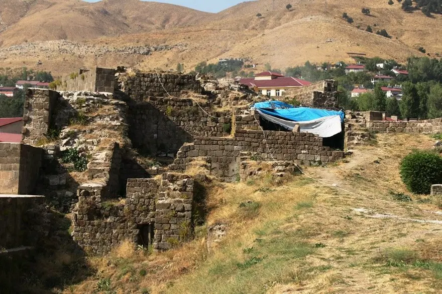 Bitlis Kalesi’nde Bizans ve Osmanlı dönemine ait bulgular bulundu 12 Bitlis Kalesi’nde Bizans ve Osmanlı dönemine ait bulgular bulundu 12