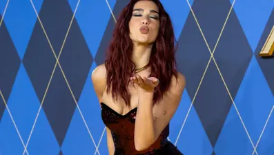 Dua Lipa çantasını açtı, çıkanlar şaşkına çevirdi! Bunu yanından asla ayırmıyormuş