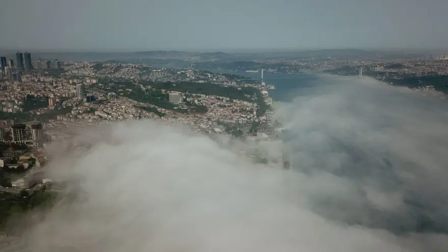 İstanbul Boğazı'na çöken sis doyumsuz görüntüler oluşturdu 3