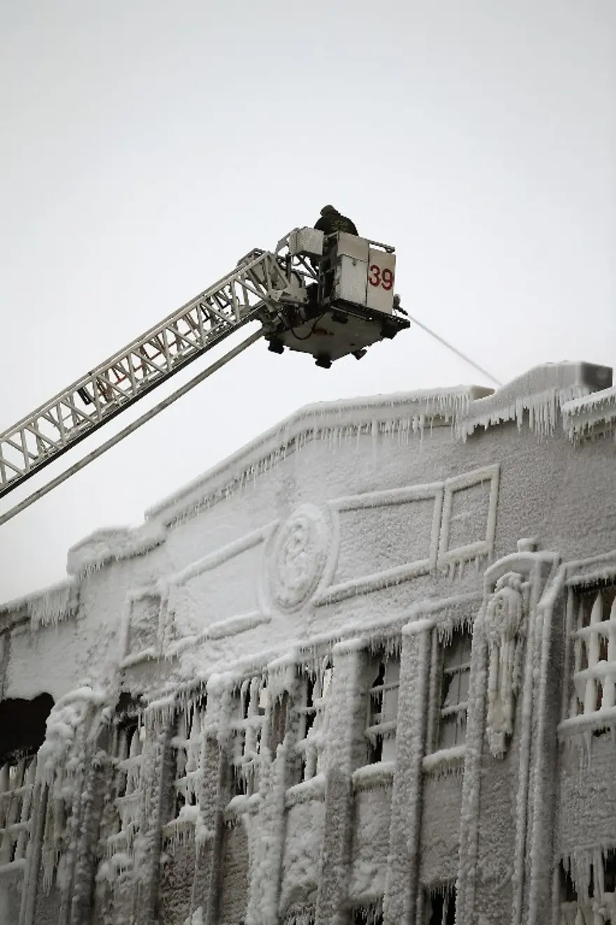İtfaiyenin buzla mücadelesi 7
