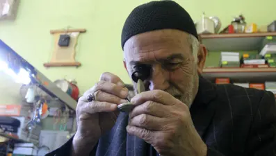 Yarım asırdır 20 metrekarelik dükkanda: 58 yıldır zamanın durmaması için çalışıyor