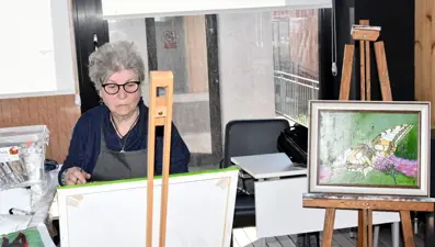 80 yaşında resim yaparak hayata sarılıyor: "İnsanın duyguları değişiyor"