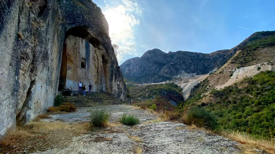 Çorum'un gizemli kaya mezarı büyük ilgi görüyor 4